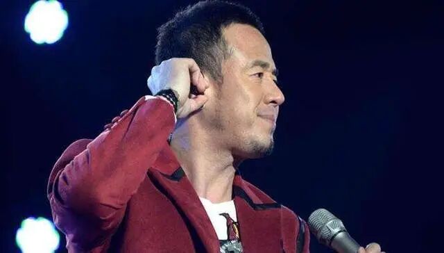 47岁杨坤近况曝光！深夜现身医院忙检查，状况不佳显疲惫令人担忧抑郁症复发（组图） - 1