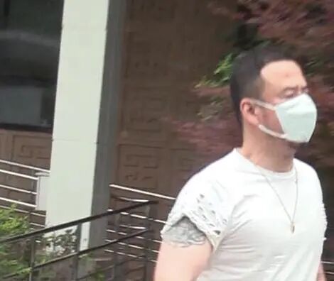 47岁杨坤近况曝光！深夜现身医院忙检查，状况不佳显疲惫令人担忧抑郁症复发（组图） - 4