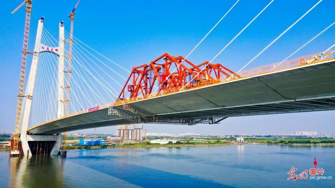 我国最大跨度多功能斜拉桥合龙