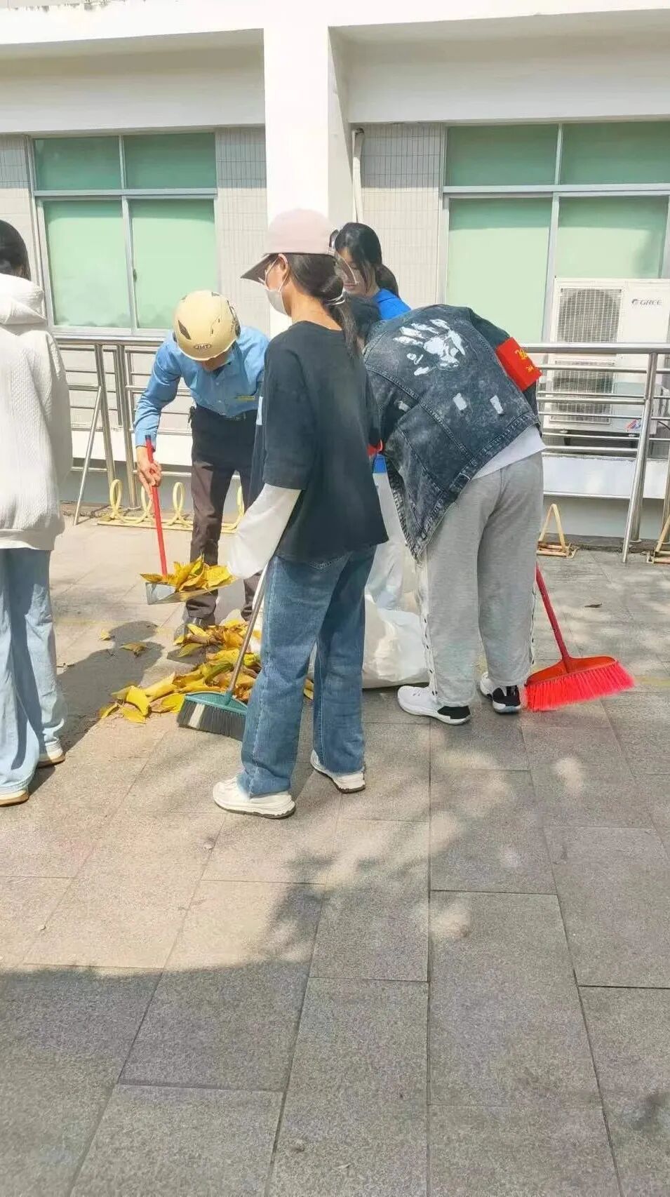 雷锋践行动 清洁校园树新风| 教旅院团总支学生会开展志愿服务活动