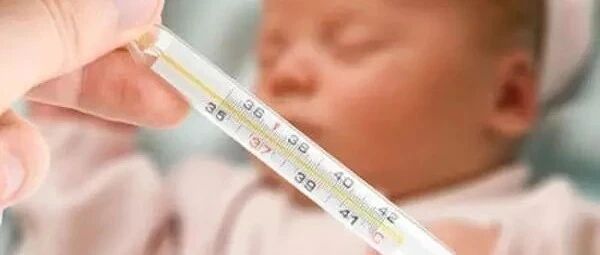 小孩发烧应该怎么做？