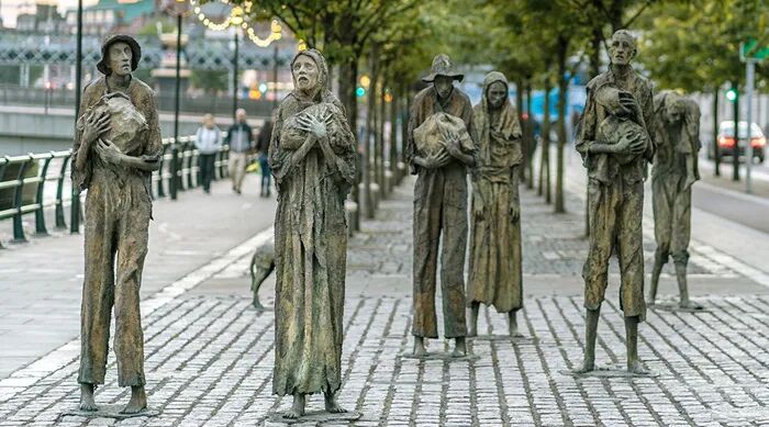 永远的痛一是受英国人几百年的统治压榨,还有就是1845年开始的大饥荒