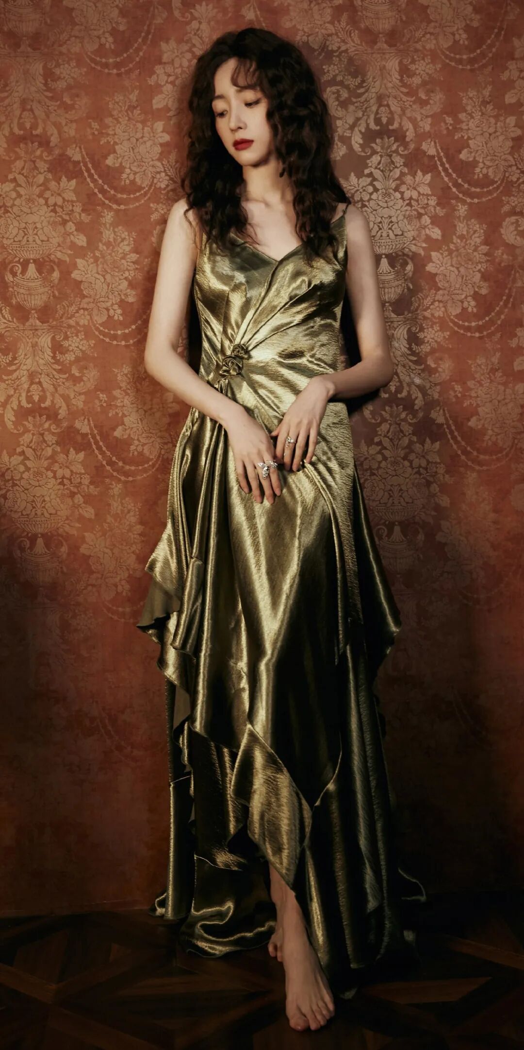 胡冰卿穿搭日记:白裙美腿,浪漫质感