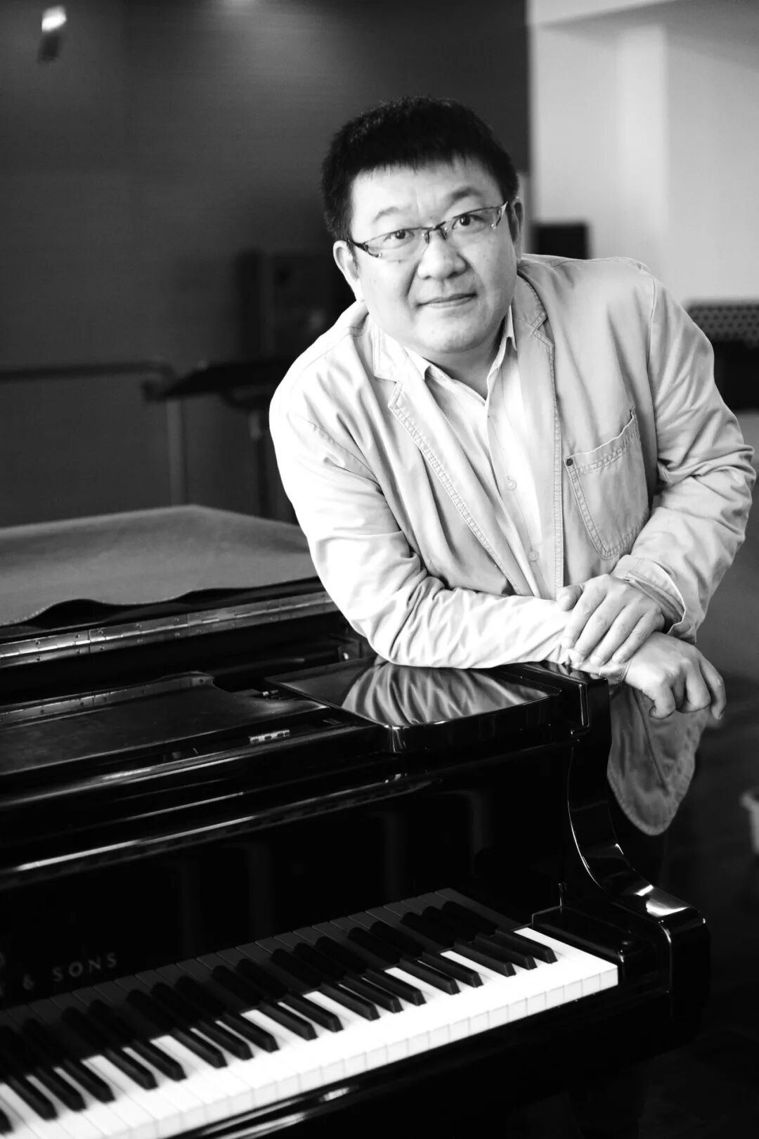 1989年毕业于中央音乐学院钢琴系,师从赵屏国,潘一鸣教授.