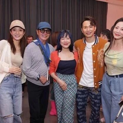 73岁刘松仁近况曝光,出席活动宣布复出,合照右手拳头紧握不自然