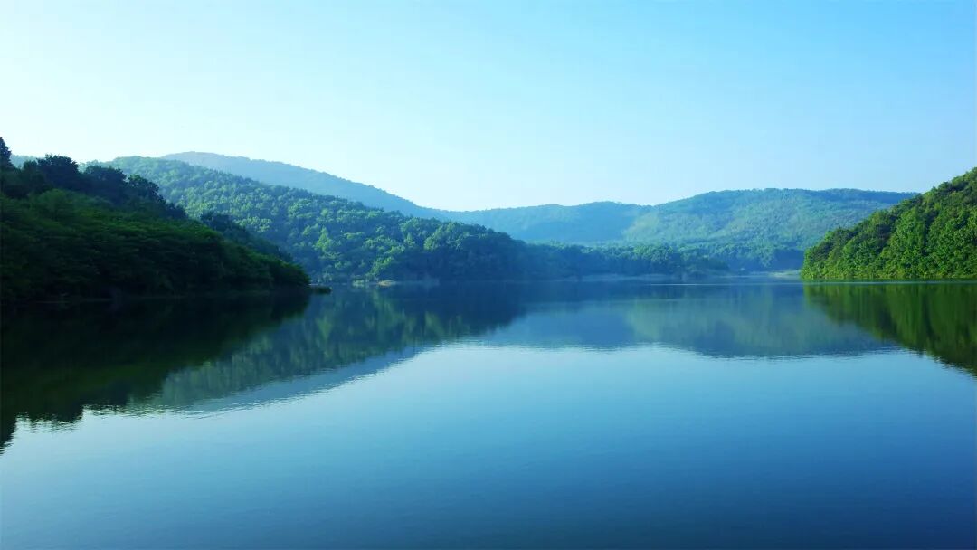 秋湖山植被茂密,溪水潺潺,汇集到山下,久之就形成湖泊水库.