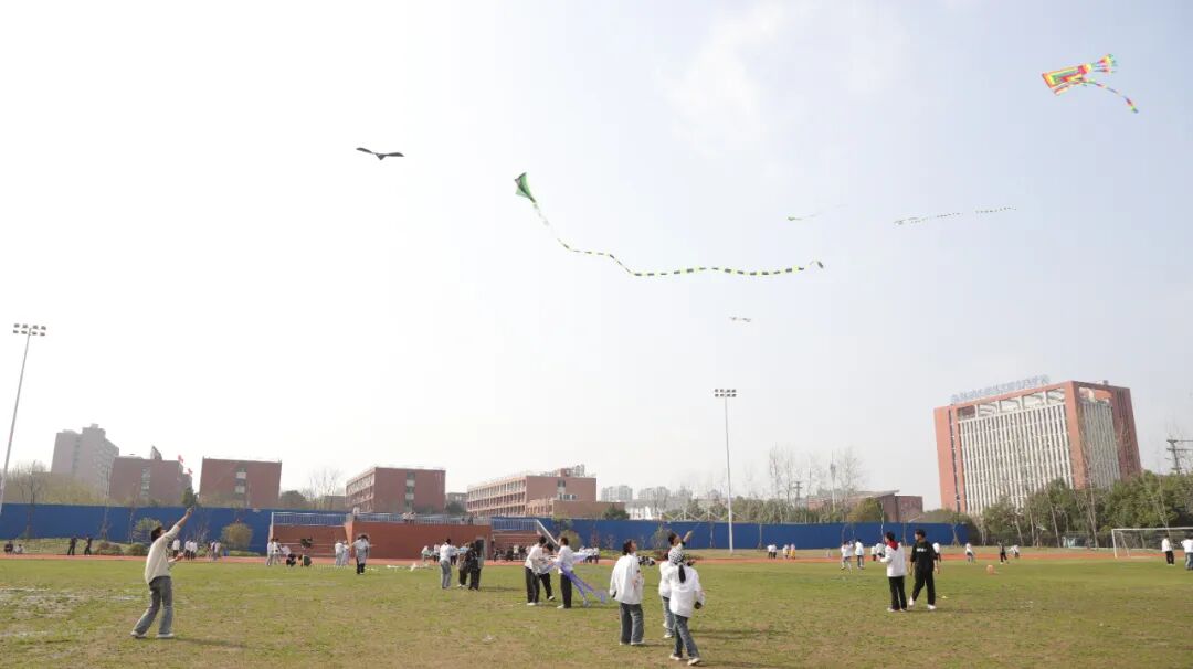 青春飞扬手绘梦想安徽新东方烹饪高级技工学校风筝节活动