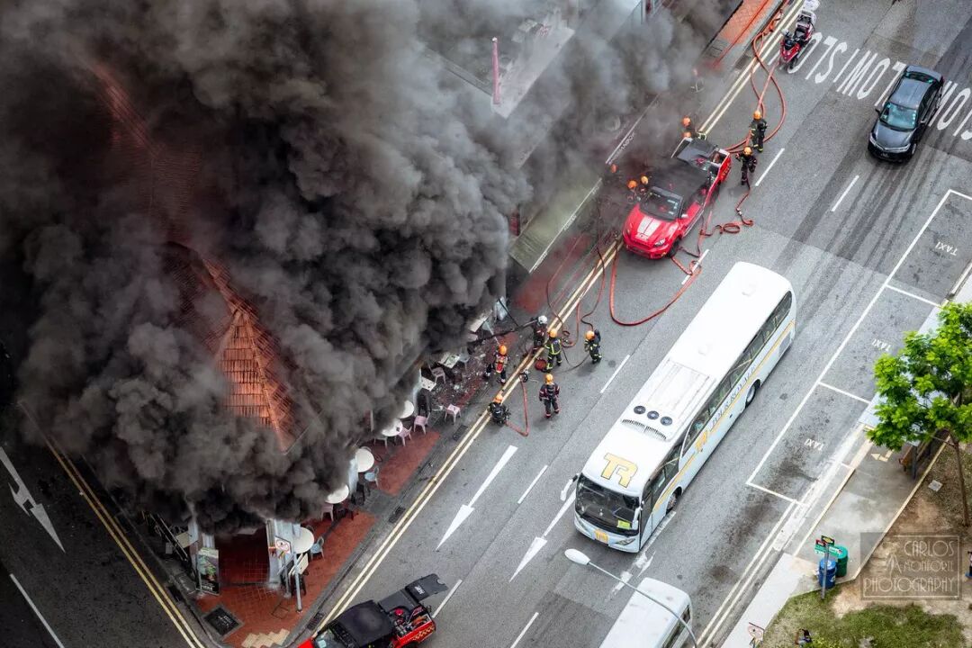 店员在烘烧腊时烟囱起火啦!