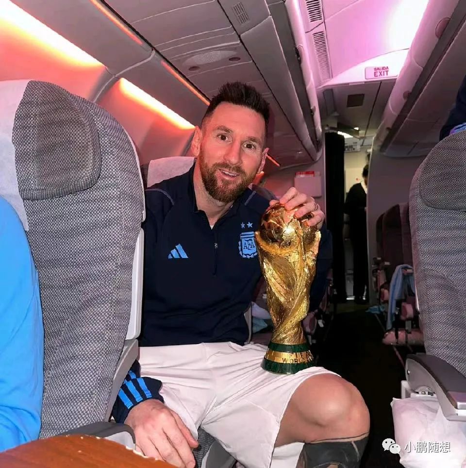 阿根廷获得世界杯冠军及梅西鼎力神杯的逃求（鼎力神杯没有被梅西捧起）
