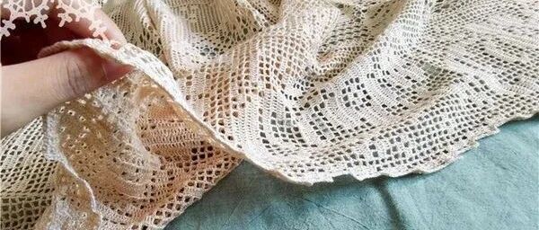 历时七个半月，超牛织女织成钩针拼花方眼蕾丝毯子，附详细记录和教程！