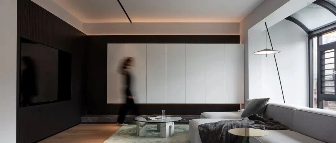 黑白灰三色为基调，一座美丽纯净的天空之城