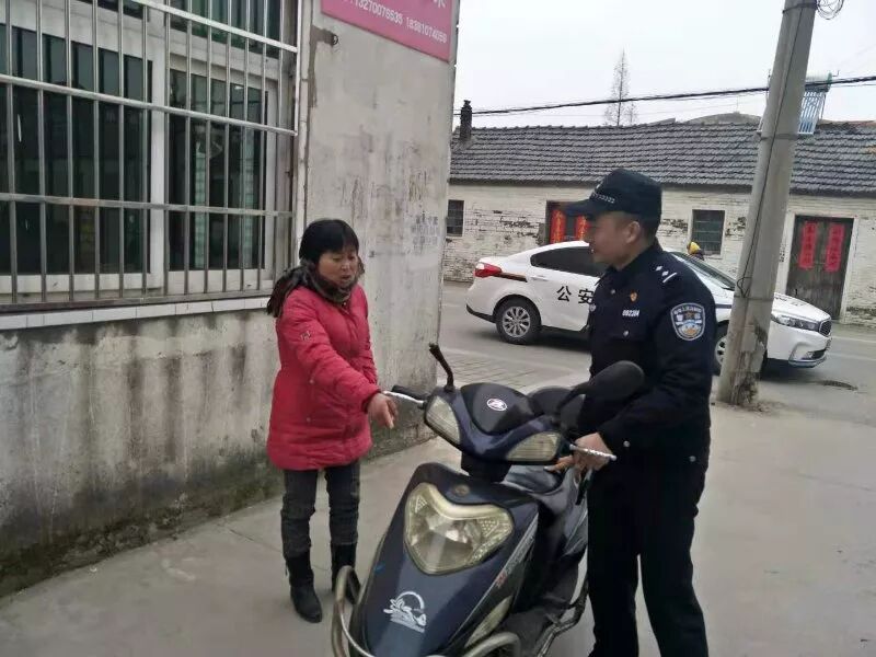 银行门前电动车“失窃” 民警查看监控找回车辆