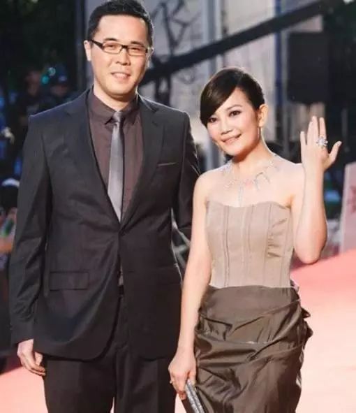 梁靜茹承認離婚！曾被趙元同捧17萬鑽戒求婚，今眾人面前難掩崩潰! 情感 第6張