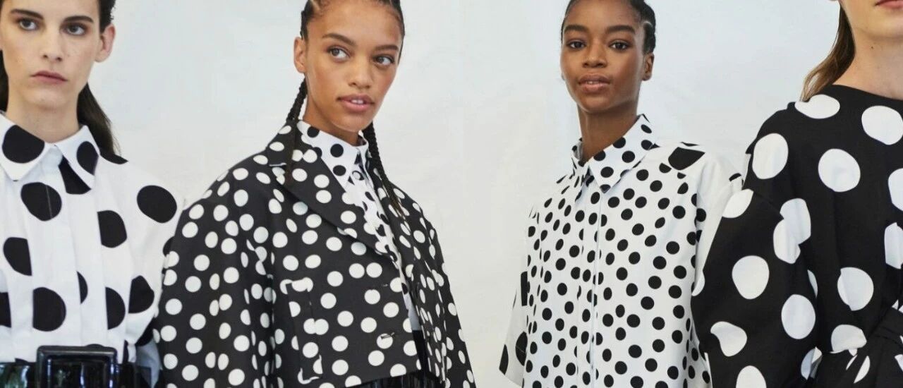 永远走自己的时髦路永远不让人失望的CarolinaHerrera来啦！