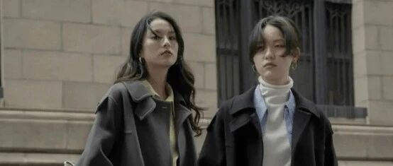 大衣你穿了几个季节？开春建议搭半身裙，优雅女人最爱