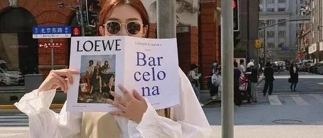 衬衫裙要火起来了，配“西装马甲”，这样叠穿好洋气!