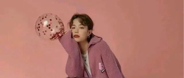 早春必须要有一件针织开衫，搭配格子裤来穿，复古又休闲