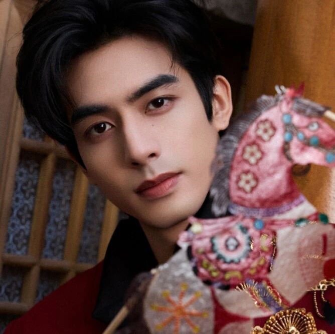 演员宋威龙工作室发布声明:宋威龙在公共区域遭人长时间蹲守、围堵,已对相关线索进行持续取证,此前汪苏泷宣布将不再于任何场合接收信件