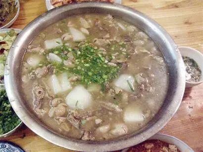 吃"刨汤",是土家族的风俗习惯;在"杀年猪,迎新年"民俗活动中,用热气尚