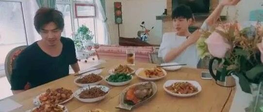 郭麒麟为外卖搬家、张若昀家里藏了个红绿灯、警察小夫妻用100双鞋做软装：这届年轻人，也太有趣了吧