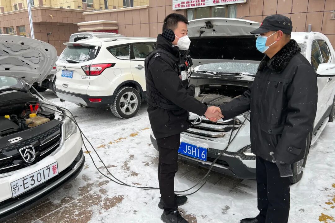 阿拉山口公安民警雪天执勤,守护群众平安路