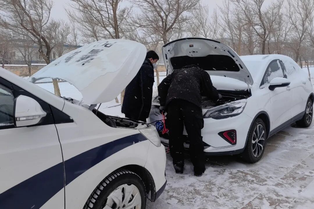 阿拉山口公安民警雪天执勤,守护群众平安路