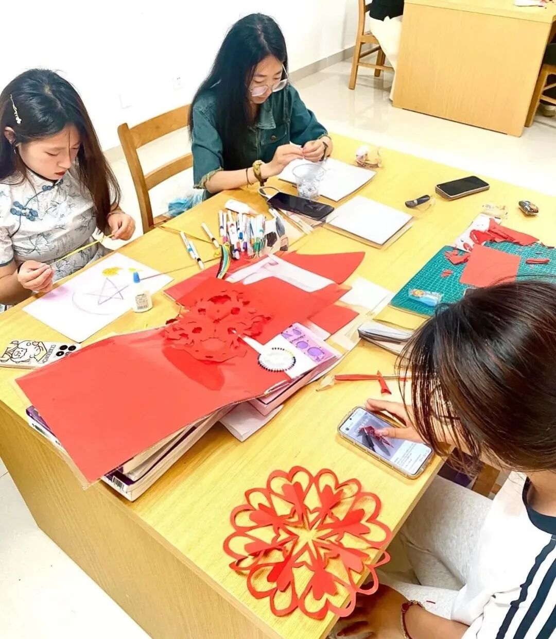 匠心织就文化锦 心光点亮成长路——日照康养职业学院社团文化节精彩纷呈