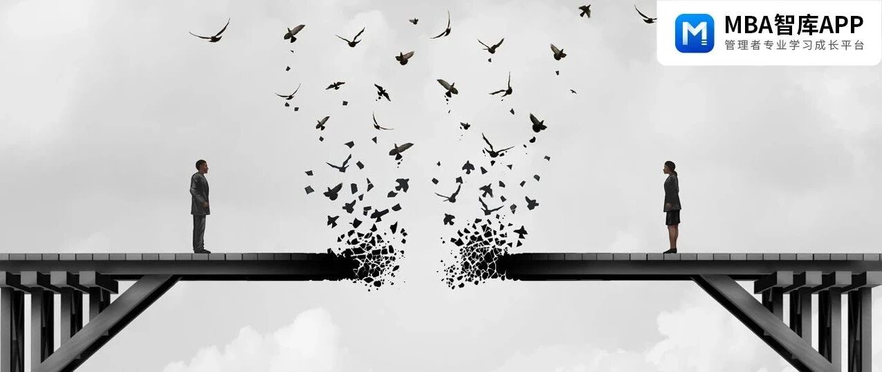 昆山员工被集体羞辱蹲地捡证件：底层互害，是最丑陋的人性