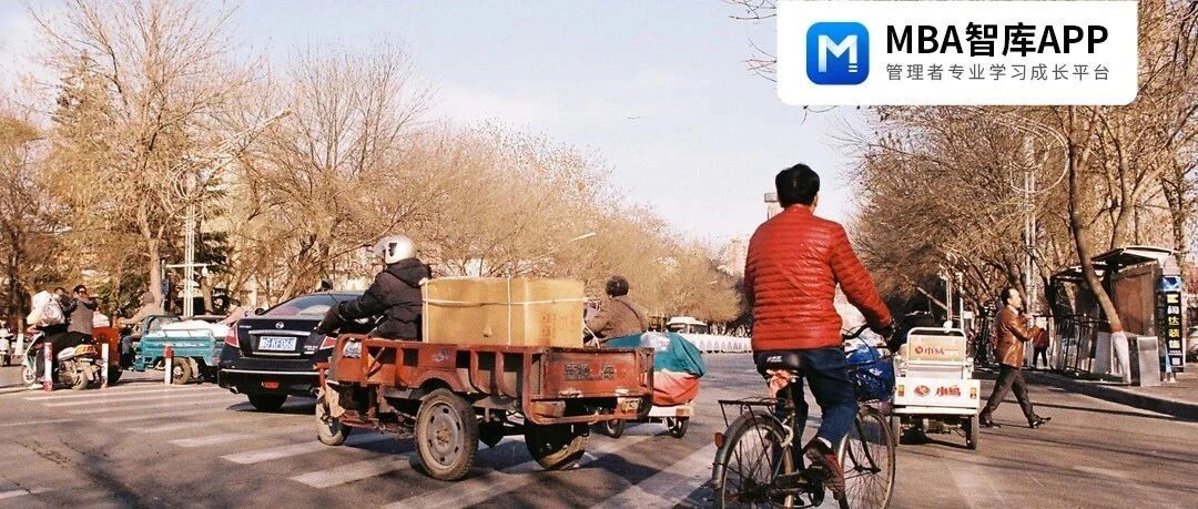 俄乌冲突后，上海公园2位退休老人大打出手，揭露无数成年人扎心的一面