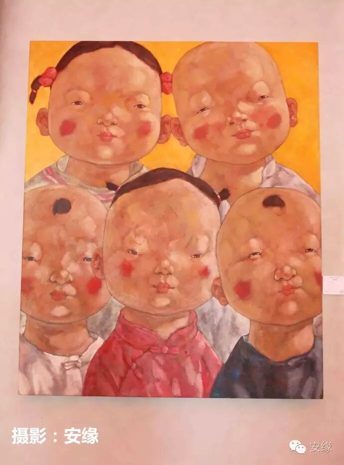 大堂墙壁上,挂着艺术家徐洁的 《中国娃娃》系列油画,喜庆的胖胖大头