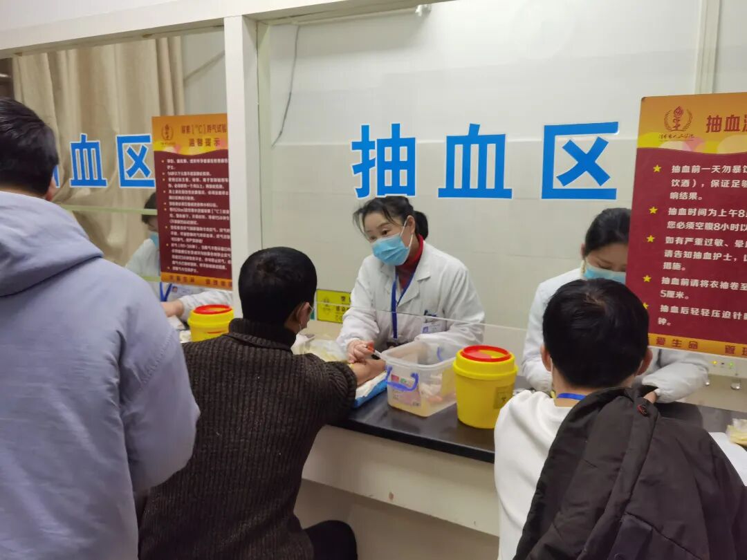 好男儿当兵去市领导视察我院春季征兵体检工作