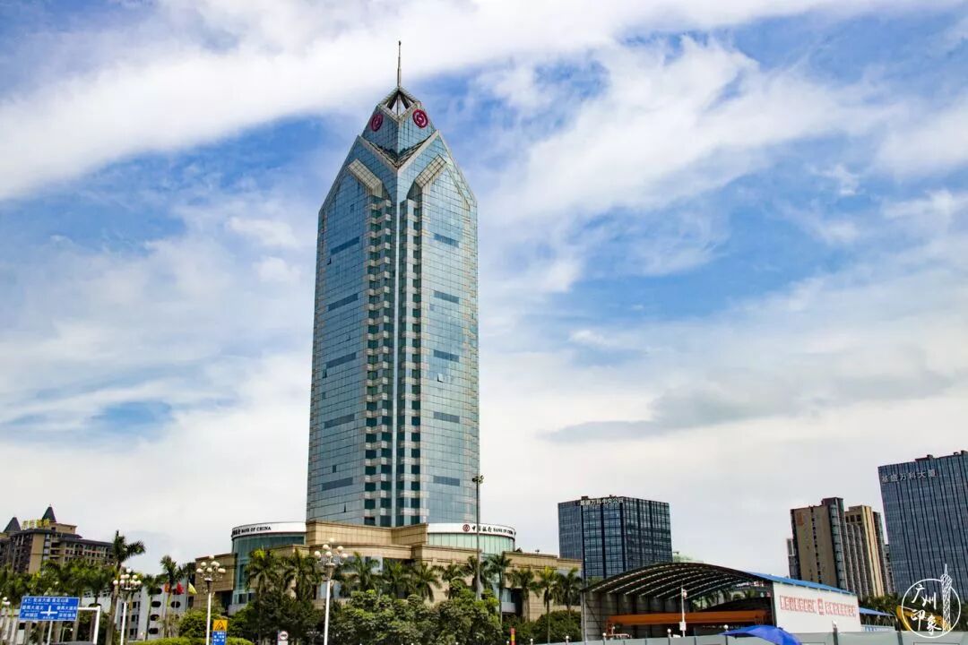 番禺广场旁边的中国银行大厦是番禺的地标性建筑.