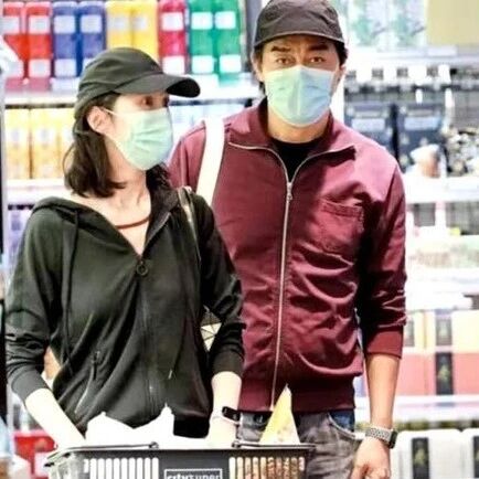 刘青云郭蔼明米其林餐厅被偶遇!打扮低调状态超好,夫妻甜蜜如初