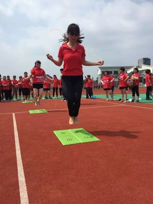 指压板跳绳每组3人(摇绳的两个人不算入在内),进行指压板上跳绳游戏