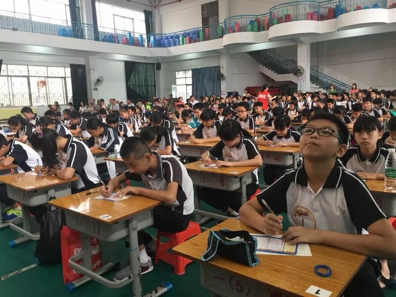 这是6月9日上午在北滘中心小学综合馆举行的2018年北滘镇"一拼到底"