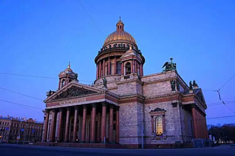 大教堂造型雄伟壮观,被视为俄罗斯晚期古典主义建筑的精华.