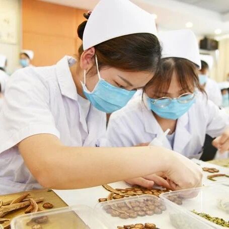 一个漂亮女护士的秘密日记，看到第二条就“果断”保存了。