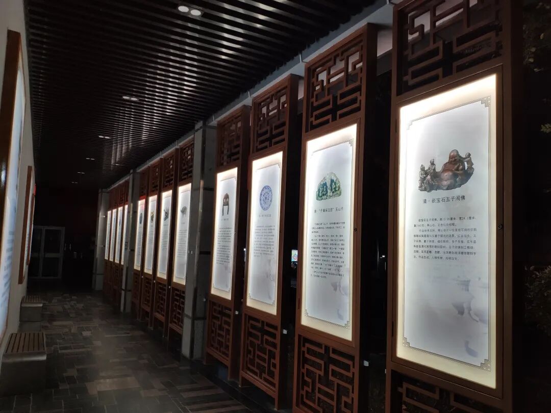 济南市博物馆院内文化长廊