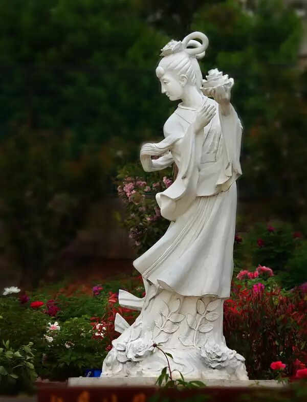 牡丹园里还有一尊牡丹仙子的白色石像,手捧热烈绽放的牡丹,身着飘逸纱