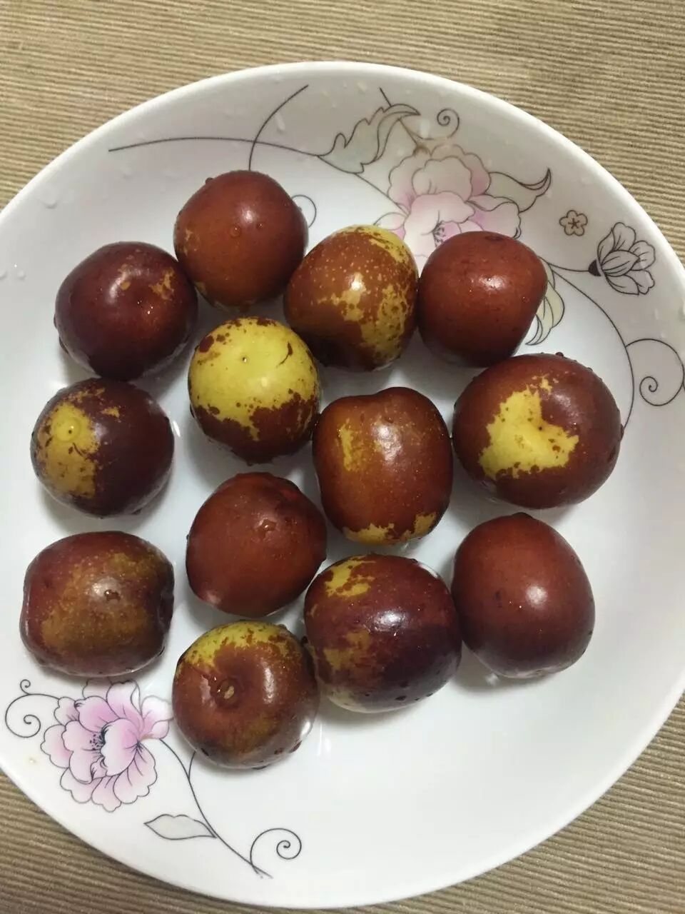 一盘去除农残,果蜡等污物的枣子显得异常可口 ▼