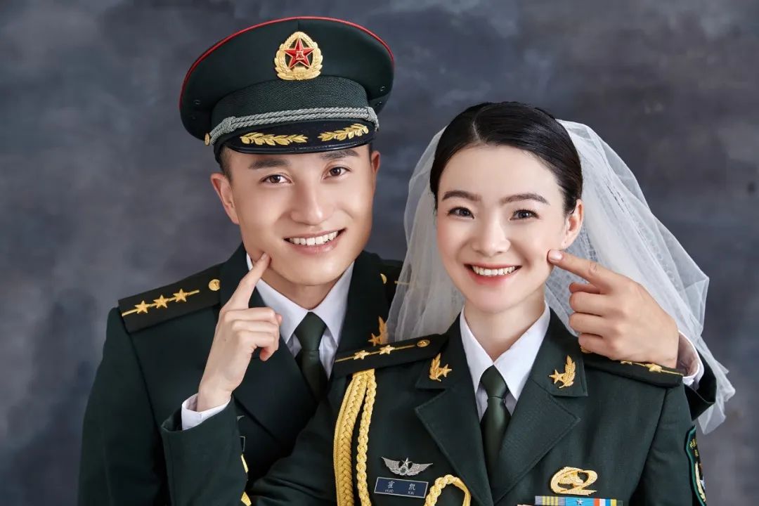 彼此关心,互相温暖军功章是他们的定情信物军装是他们的情侣装