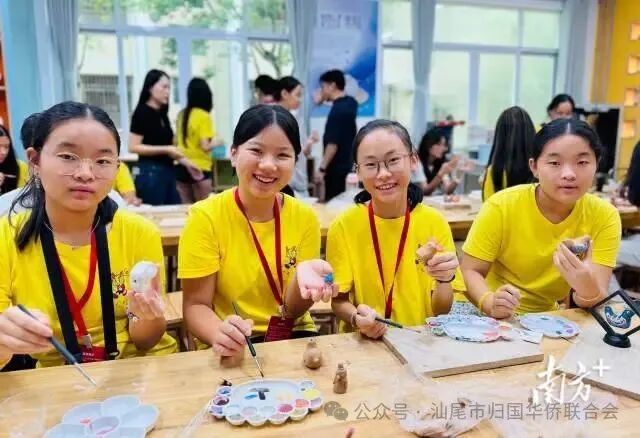 △西班牙华裔青少年体验捷胜泥塑，感受非遗文化的魅力。