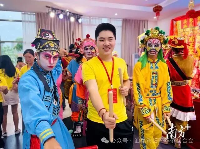 △西班牙华裔青少年体验英歌舞的魅力。