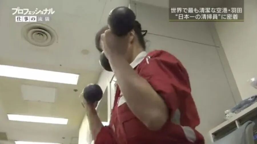 中日混血在日本遭歧视,中日混血女保洁被封“霓虹英雄”，全凭变态的个人技能