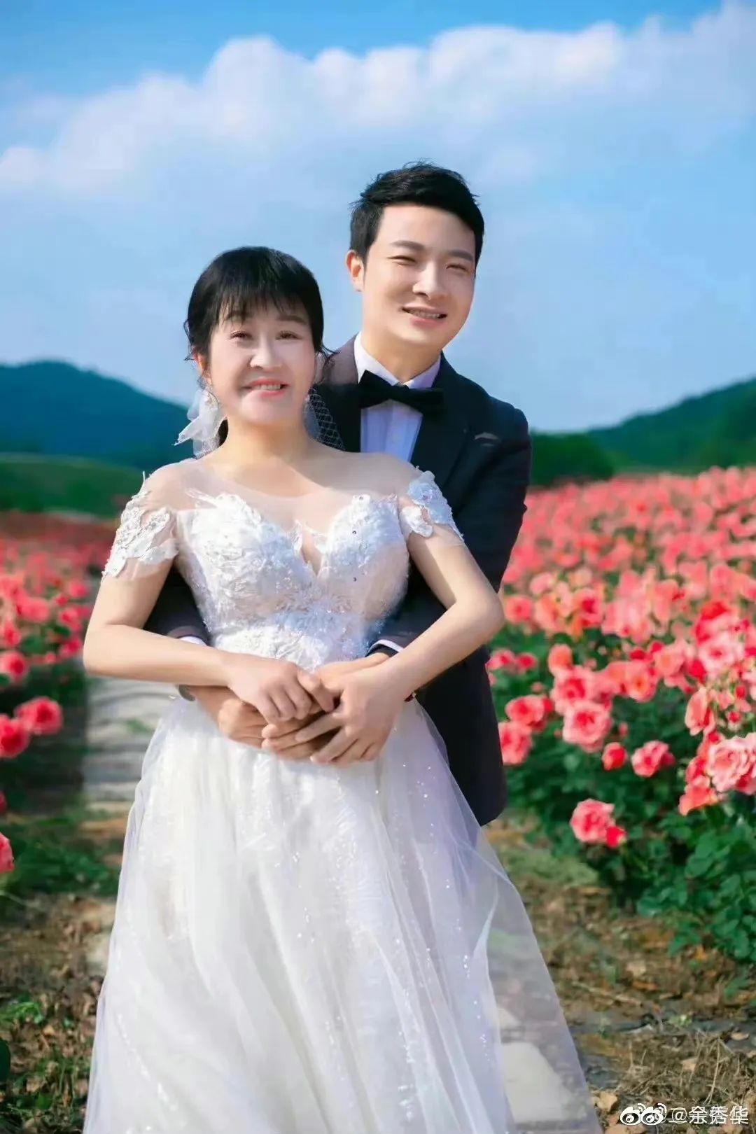 脑瘫诗人余秀华和小十六岁男友结婚，惹到谁了？