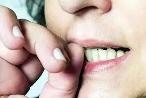 长期吃手主要就是影响孩子的口腔,牙齿发育,有些因为手没洗干净引起