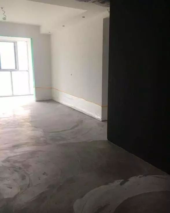 客廳別再鋪瓷磚地板了，我家直接鋪水泥！真心太實用，曬一曬！ 家居 第2張