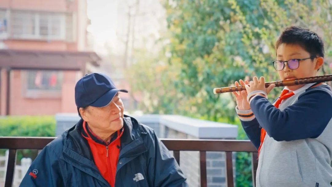 看得见的城市丨跟着滑稽戏传人,去"乐龄甘泉"打个卡