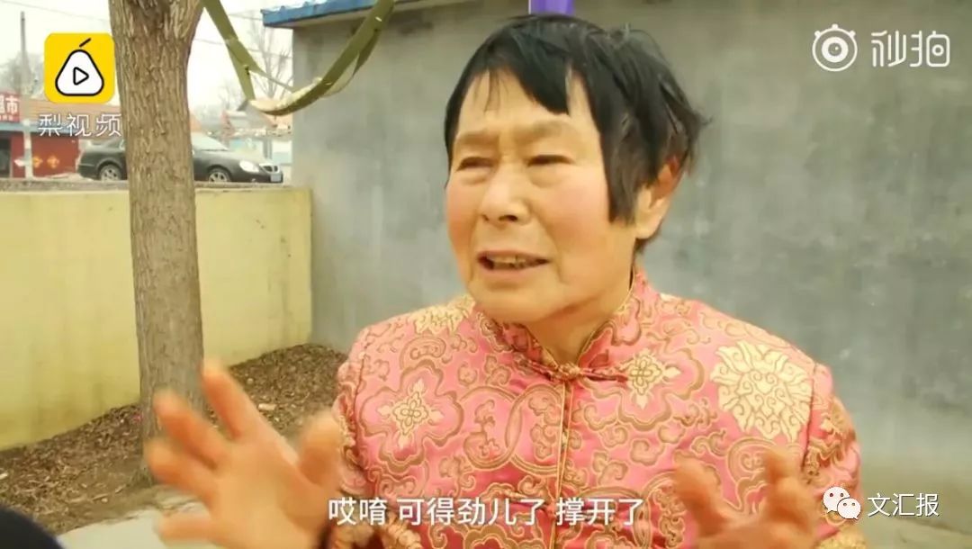 硬核健身！68歲大媽「上吊式」鍛煉，嚇得大爺躲牆角瑟瑟發抖 運動 第12張