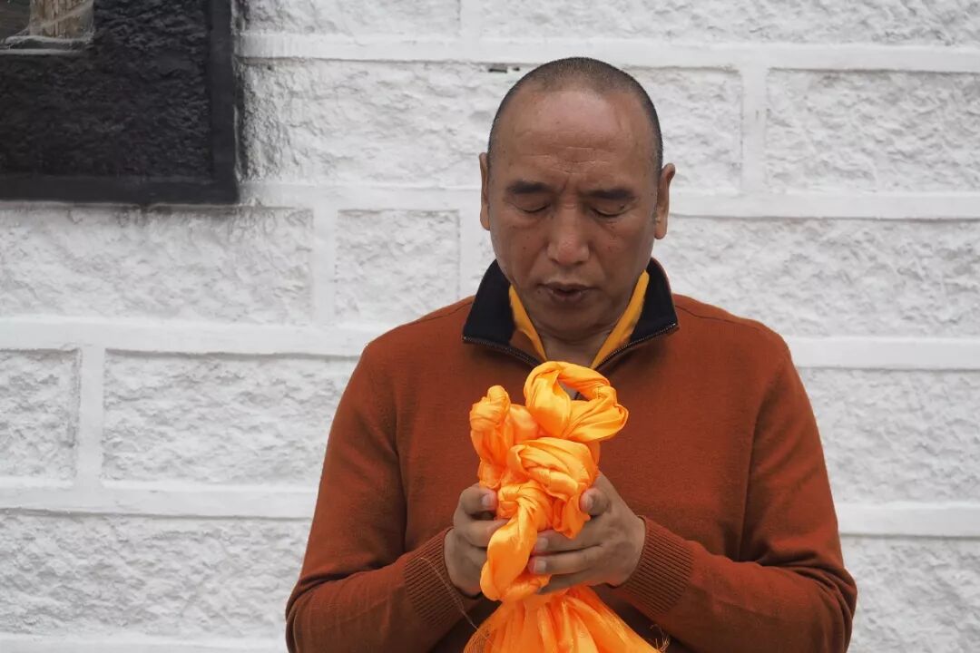 日春仁波切活佛为我们扎好的金刚结土登上师:做完功课再去越个野,棒棒